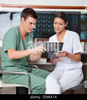 Medizintechniker diskutieren über x-ray Stockfoto