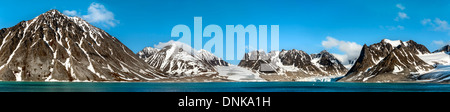 Panorama des Gullybukta- und Gullybreen-Gletschers am Magdalenefjorden in Svalbard, Norwegen Stockfoto