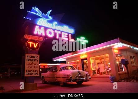 Route 66 Wahrzeichen im Blue Swallow Motel, Tucumcari mit alten Neon und einem 50er Jahre Pontiac Stockfoto