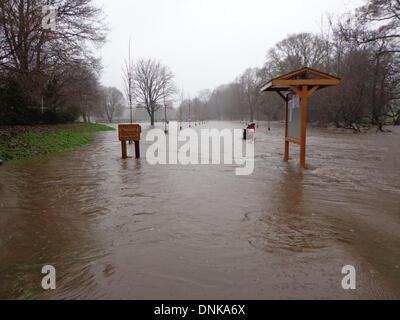 Bovey Tracey, Devon, UK. 1. Januar 2014. Starker Regen führte zu Überschwemmungen in Bovey Tracey. Bildnachweis: Nidpor/Alamy Live-Nachrichten Stockfoto