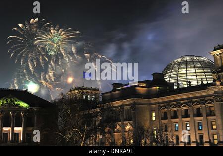 Berlin, Deutschland. 1. Januar 2014. Silvester-Feuerwerk explodieren über das Reichstagsgebäude in Berlin, Deutschland, 1. Januar 2014. Menschen aus der ganzen Welt versammelten sich entlang der Straße des 17. Juni (17. Juli Street) im Jahr 2014 zu läuten. Foto: PAUL ZINKEN/Dpa/Alamy Live News Stockfoto