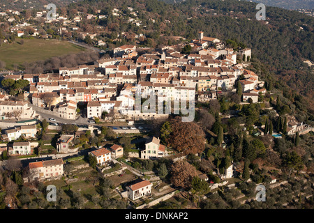 LUFTAUFNAHME. Mittelalterliches Dorf. Cabris, Alpes-Maritimes, Hinterland der französischen Riviera, Frankreich. Stockfoto