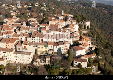 LUFTAUFNAHME. Mittelalterliches Dorf. Cabris, Alpes-Maritimes, Hinterland der französischen Riviera, Frankreich. Stockfoto