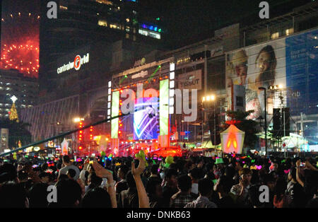 Bangkok, Thailand. 31. Dezember 2013. Tausende von Menschen feiern an Silvester im Jahr 2014 im quadratischen CentralWorld in Bangkok, Thailand, 31. Dezember 2013 Ring. Foto: SOEREN STACHE/Dpa/Alamy Live News Stockfoto