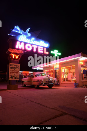 Route 66 Wahrzeichen im Blue Swallow Motel, Tucumcari mit alten Neon und einem 50er Jahre Pontiac Stockfoto