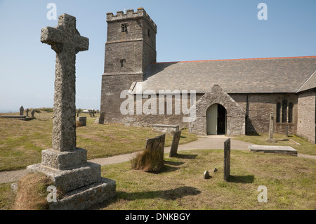 Keltische Christian Cross neben St. Materianas Kirche in Tintagel, Cornwall, UK. Stockfoto