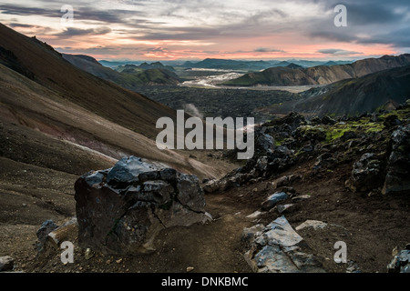 Blick hinunter auf alte Lavaströme am Landmannalaugar, Island Stockfoto