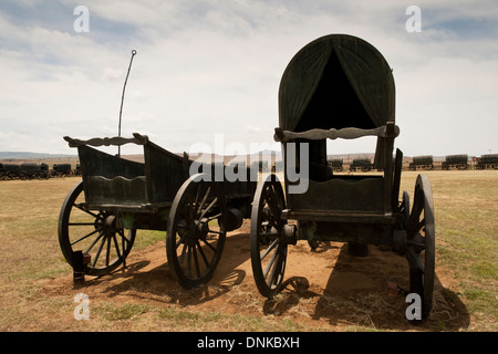 Laager mit Bronze repliken von ox-Wagen an Blut Fluss Weltkulturerbe, Ncome Fluss, KwaZulu-Natal, Südafrika. Stockfoto