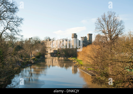 Warwick Castle spiegelt sich in den Fluss Avon, Warwick, Warwickshire, England, UK Stockfoto