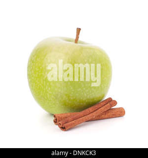 Grüner Apfel und Zimtstangen isoliert auf weißem Ausschnitt Stockfoto