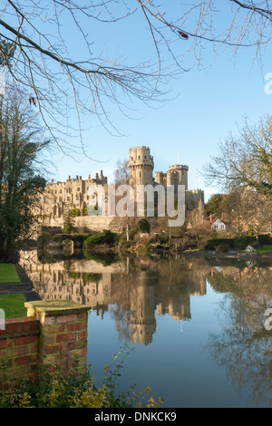 Warwick Castle spiegelt sich in den Fluss Avon, Warwick, Warwickshire, England, UK Stockfoto