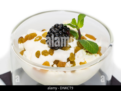 Quark mit saurer Sahne und Rosinen auf weißem Hintergrund Stockfoto