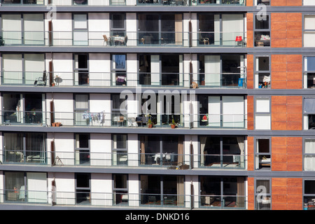 Eine Nahaufnahme von einige der Wohnungen und Balkonen der NV-Gebäude in Salford Quays Stockfoto