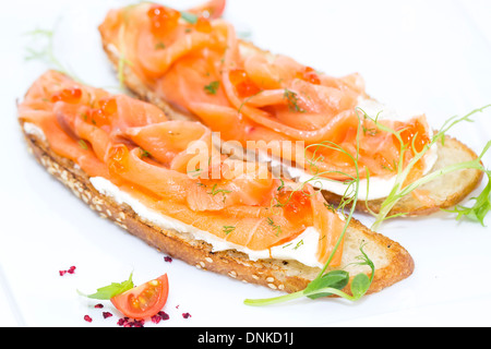 Sandwiches mit Lachs Fisch mit Gemüse und Tomaten dekoriert Stockfoto
