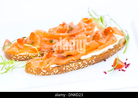 Sandwiches mit Lachs Fisch mit Gemüse und Tomaten dekoriert Stockfoto