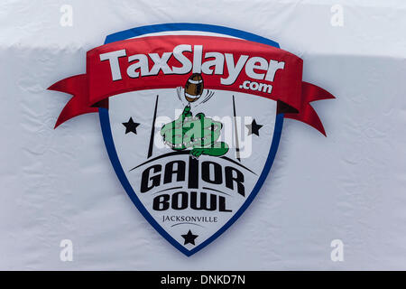 Jacksonville, Florida, USA. 1. Januar 2014. 2014 Taxslayer.com Gator Bowl-Logo auf dem Feld vor dem Start der Aktion zwischen Georgia Bulldogs und die Nebraska Cornhuskers in EverBank Field in Jacksonville, Florida. Bildnachweis: Cal Sport Media/Alamy Live-Nachrichten Stockfoto