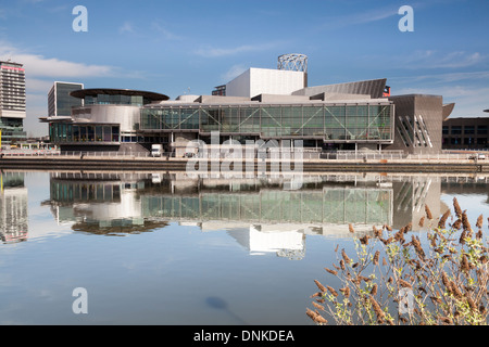 Das Lowry Theatre in Salford Quays im Wasser gespiegelt. Stockfoto