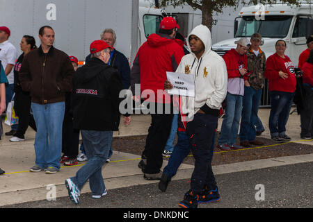 Jacksonville, Florida, USA. 1. Januar 2014. Ein Lüfter ist sucht nach Tickets vor dem Start der 2014 Taxslayer.com Gator Bowl Aktion zwischen Georgia Bulldogs und die Nebraska Cornhuskers in EverBank Field in Jacksonville, Florida. Bildnachweis: Cal Sport Media/Alamy Live-Nachrichten Stockfoto