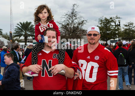 Jacksonville, Florida, USA. 1. Januar 2014. Nebraska-Fans vor dem Start der 2014 Taxslayer.com Gator Bowl Aktion zwischen Georgia Bulldogs und die Nebraska Cornhuskers in EverBank Field in Jacksonville, Florida. Bildnachweis: Cal Sport Media/Alamy Live-Nachrichten Stockfoto