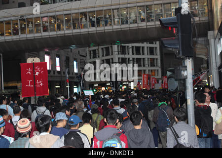 Hong Kong, China. 1. Januar 2014. Pro-demokratische Demonstranten parade durch Hong Kongs Geschäftsviertel am Silvester Tag Credit: Robert SC Kemp/Alamy Live News Stockfoto