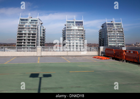 Ein Blick auf die NV Apartment Hochhäuser in Salford Quays, gesehen von der Spitze des Parkplatzes Lowry centre Stockfoto