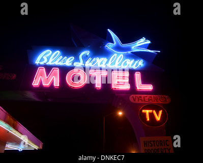 Route 66 Wahrzeichen im Blue Swallow Motel, Tucumcari mit alten Neon und einem 50er Jahre Pontiac Stockfoto