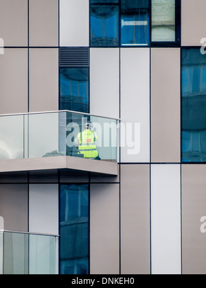 Ein Arbeiter auf die Safran-Square-Entwicklung in zentralen Croydon, London Stockfoto