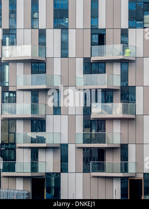 Ein Arbeiter auf die Safran-Square-Entwicklung in zentralen Croydon, London Stockfoto