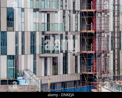 Ein Arbeiter auf die Safran-Square-Entwicklung in zentralen Croydon, London Stockfoto