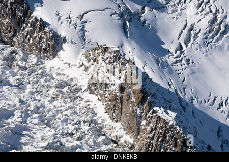 LUFTAUFNAHME. Die Hütte thront prekär auf Granitnadeln und ist von Gletschern mit tiefen Spalten umgeben. Grands Mulets Hütte, Chamonix, Frankreich. Stockfoto