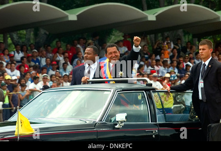 Venezuelas Präsident Hugo Chavez salutiert bei einer Militärparade in Caracas, Venezuela, 11. August 2006. Stockfoto