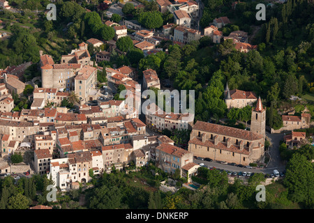 LUFTAUFNAHME. Thronend mittelalterliches Dorf mit einer Burg gekrönt. Callian, Var, das Hinterland der französischen Riviera, Frankreich. Stockfoto