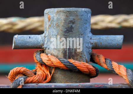 Poller mit einem Seil auf einem Deck. Stockfoto