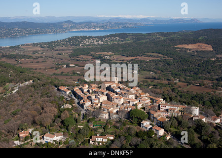 LUFTAUFNAHME. Mittelalterliches Dorf mit Blick auf den Golf von Saint-Tropez und die schneebedeckten Berge von Mercantour in der Ferne. Gassin, Var, Frankreich. Stockfoto