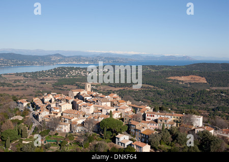 LUFTAUFNAHME. Mittelalterliches Dorf mit Blick auf den Golf von Saint-Tropez und die schneebedeckten Berge von Mercantour in der Ferne. Gassin, Var, Frankreich. Stockfoto