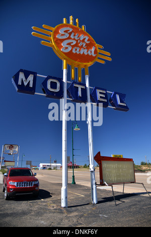 Sonne und Sand - 60er Jahre Googie-Stil-Motel-Schild in der Nähe von Santa Rosa in New Mexico auf der Route 66 Stockfoto