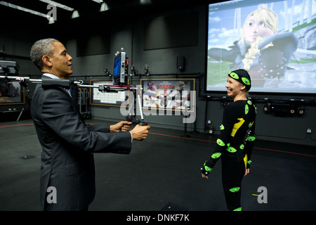 US-Präsident Barack versucht, seine Hand mit einer Motion-Capture-Kamera im Studio DreamWorks Animation 26. November 2013 in Glendale, Kalifornien. Stockfoto