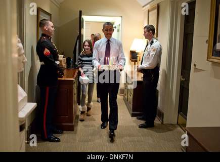 US-Präsident Barack Obama mit Stabschef Denis McDonough Tochter trägt einen Geburtstagskuchen, McDonough in seinem Westflügel Büro 2. Dezember 2013 in Washington, DC zu überraschen. Stockfoto