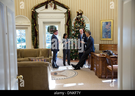 US-Präsident Barack Obama spricht mit Vize-Präsident Joe Biden, National Security Advisor Susan Rice und Senior Director für Afghanistan über Afghanistan und Pakistan Jeff Eggers in der Weihnachtszeit dekoriert Oval Office 13. Dezember 2013 in Washington, DC. Stockfoto