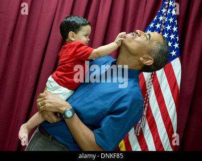 US-Präsident Barack Obama spielt mit einem kleinen Jungen während der Begrüßung aktiven Dienst Marines und ihren Familien am Weihnachtstag 25. Dezember 2013 im Marine Corps Base Hawaii Kaneohe, Honolulu, Hawaii. Stockfoto