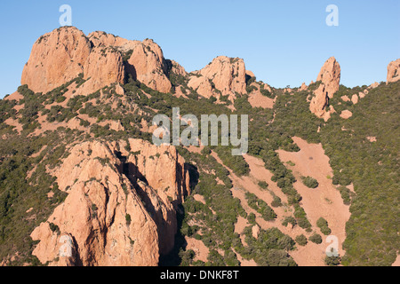 LUFTAUFNAHME. Butes und Zinnen in einem roten Felsen vulkanischen Ursprungs. Saint-Raphaël, Estérel-Massiv, Var, Französische Riviera, Frankreich. Stockfoto