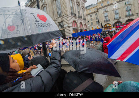 London, UK. 1. Januar 2014. Eine Parade der Neujahrstag durchläuft Piccadilly Circus auf einem nassen und windigen Tag. London, UK 1. Januar 2014. Bildnachweis: Guy Bell/Alamy Live-Nachrichten Stockfoto