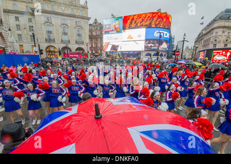 London, UK. 1. Januar 2014. Eine Parade der Neujahrstag durchläuft Piccadilly Circus auf einem nassen und windigen Tag. London, UK 1. Januar 2014. Bildnachweis: Guy Bell/Alamy Live-Nachrichten Stockfoto