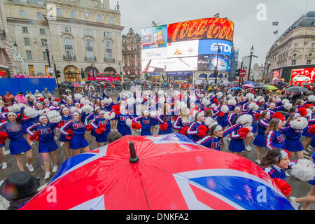 London, UK. 1. Januar 2014. Eine Parade der Neujahrstag durchläuft Piccadilly Circus auf einem nassen und windigen Tag. London, UK 1. Januar 2014. Bildnachweis: Guy Bell/Alamy Live-Nachrichten Stockfoto