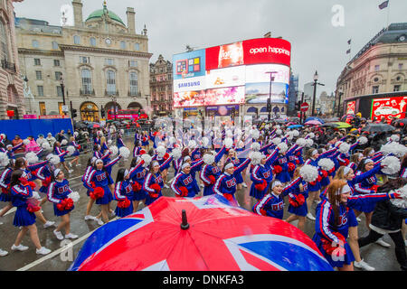 London, UK. 1. Januar 2014. Eine Parade der Neujahrstag durchläuft Piccadilly Circus auf einem nassen und windigen Tag. London, UK 1. Januar 2014. Bildnachweis: Guy Bell/Alamy Live-Nachrichten Stockfoto