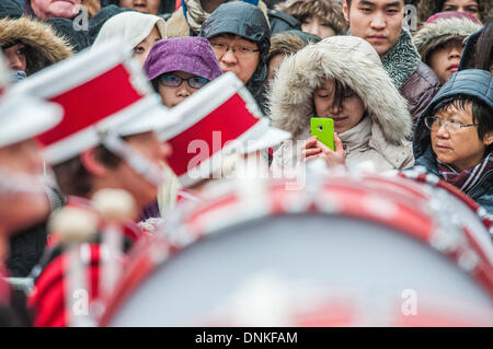 London, UK. 1. Januar 2014. Eine Parade der Neujahrstag durchläuft Piccadilly Circus auf einem nassen und windigen Tag. London, UK 1. Januar 2014. Bildnachweis: Guy Bell/Alamy Live-Nachrichten Stockfoto