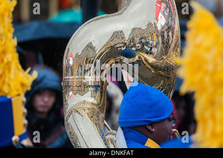 London, UK. 1. Januar 2014. Eine Parade der Neujahrstag durchläuft Piccadilly Circus auf einem nassen und windigen Tag. London, UK 1. Januar 2014. Bildnachweis: Guy Bell/Alamy Live-Nachrichten Stockfoto