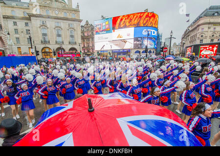 London, UK. 1. Januar 2014. Eine Parade der Neujahrstag durchläuft Piccadilly Circus auf einem nassen und windigen Tag. London, UK 1. Januar 2014. Bildnachweis: Guy Bell/Alamy Live-Nachrichten Stockfoto