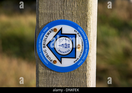 Öffentliche Maultierweg Zeichen angehängt an Holzpfosten in Yorkshire Dales Stockfoto