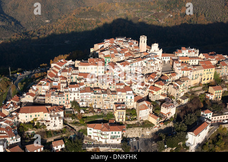 LUFTAUFNAHME. Hoch gelegenes mittelalterliches Dorf im abgelegenen Hinterland der italienischen Riviera. Perinaldo, Provinz Imperia, Ligurien, Italien. Stockfoto